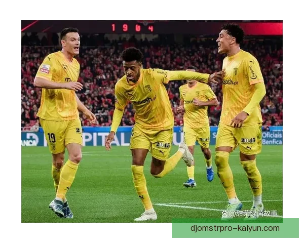 上海海港红色战袍引发关注，球队状态逐渐回暖，期待下轮赛事表现。